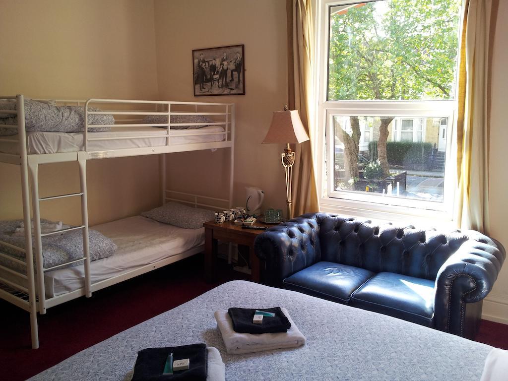 Stanley Park Hotel Liverpool Room photo